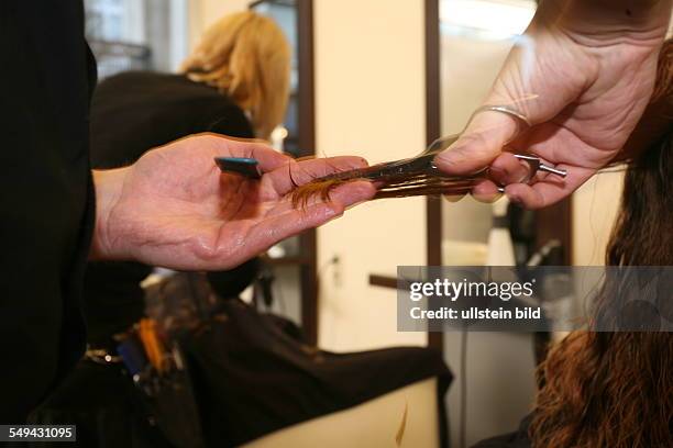 Germany, Luenen: La Exotica, a hairdresser«s shop. La Exotica, Inh. Derya Kaya, darf dieses Foto Honorarfrei fuer eigenwerbung benutzen. In...