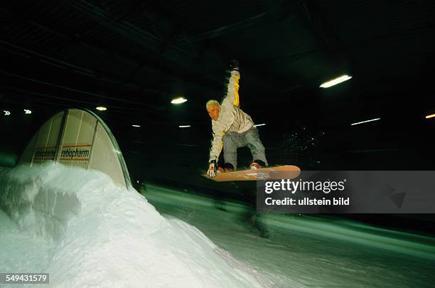 Germany: Free time.- A young man snowboarding.