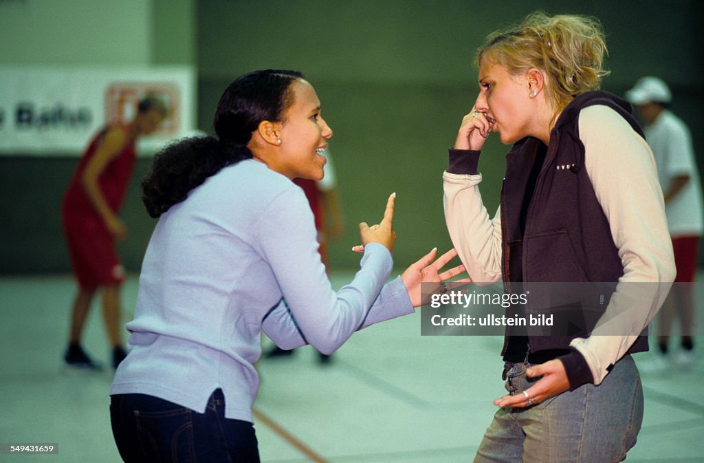 DEU, Germany: Free time.- Two young women in a gymnasium; discussion.