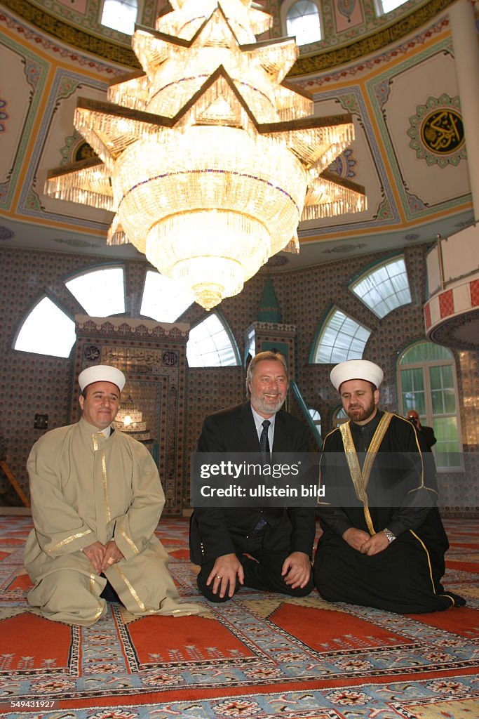 Innenminster Dr. Fritz Behrens in der Moschee, Essen