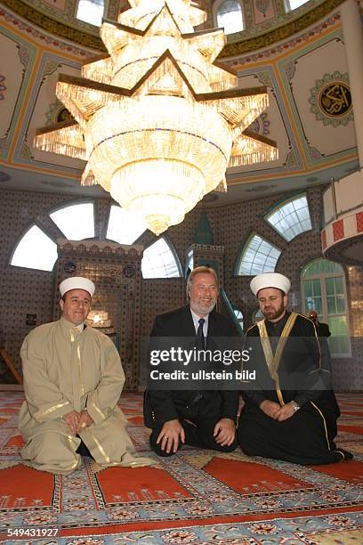Deutschland, Essen: Innenminister Dr. Fritz Behrens zu Besuch in der Moschee Fatih Camii in Essen Katernberg