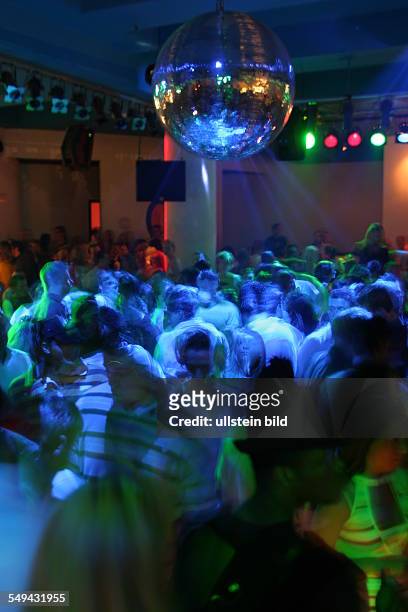 Germany: Young persons at nightlife; on the dancefloor of a discotheque.