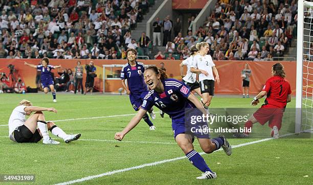 Saskia Bartusiak, Kozue Ando, Karina Maruyama, Bianca Schmidt, Torfrau Nadine Angerer, Zweikampf, Aktion, Spielszene, nach Tor zum 0:1 , Deutschland...