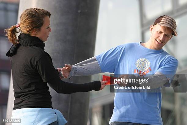 Germany: Young persons in their free time.- Friends are skateboarding; dispute between a young woman and a young man.