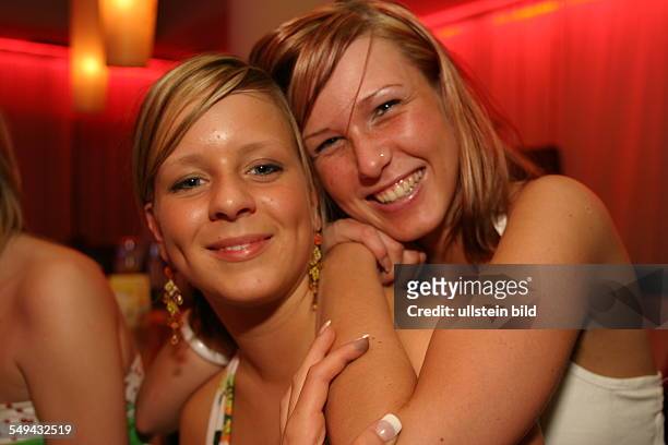Germany: Young persons at nightlife.- Portrait of two friends.