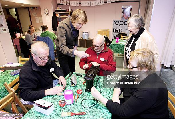Repair-Cafe, Amsterdam. Hier reparieren vor allem Rentner kostenlos kaputte Elektrogeräte und Elektronikprodukte. Sie retten so alte Geräte vor der...