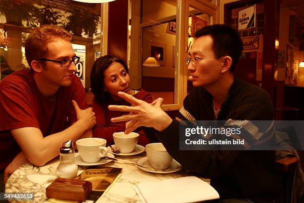 Germany, NRW, Aachen: Jan-Welf Selke a student from Cologne is sitting with his girlfriend Martha Lucia Clavijo Welasco and Yunpeng Zang in a...