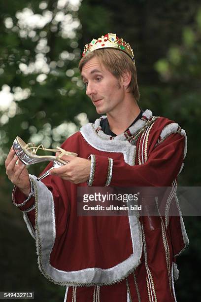 Germany, Fairytales of the brothers Grimm.- Dressed up actor during a performance.