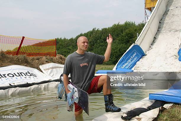 Germany, Neuss: Young persons in their free time.- A young man in the basin at a snowboard ramp.