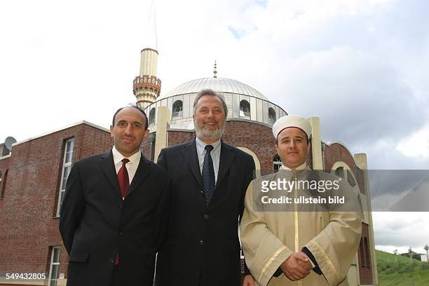 Deutschland, Essen: Innenminister Dr. Fritz Behrens zu Besuch in der Moschee Fatih Camii in Essen Katernberg