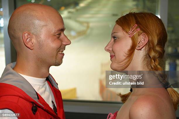 Germany, Neuss: Young persons in their free time.- A young couple in the indoor ski hall in Neuss.