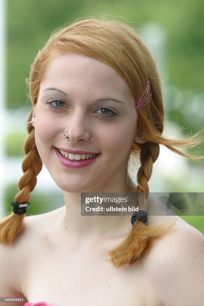 DEU, Germany: Free time.- Portrait of a young woman.