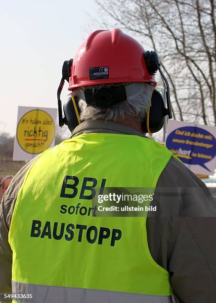 Menschen aus Berlin und Brandenburg bei Demonstration in Schoenefeld gegen Fluglaerm, Nachtflugverbot, Drehkreuz BBI; Baustopp Forderung