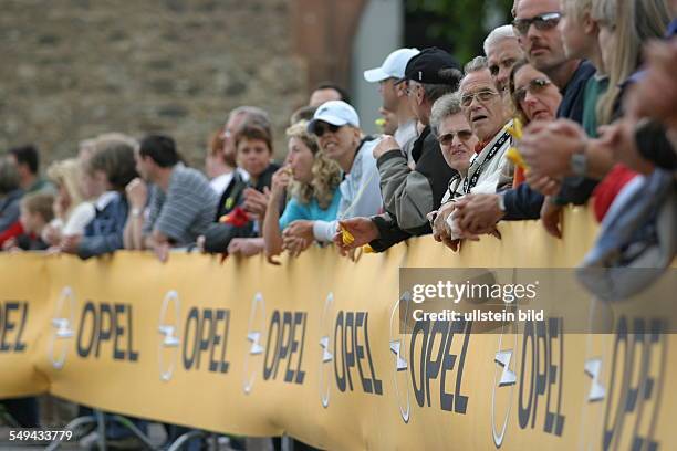Germany, Frankfurt: Ironman. - Look at the spectators behind a cordon.