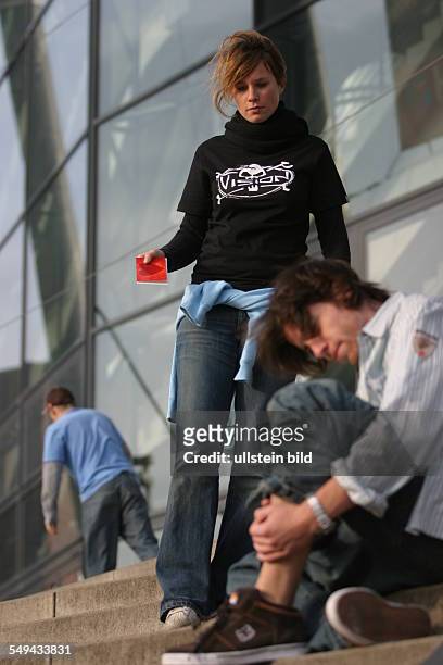 Germany: Young persons in their free time.- Skateboarding; situation between a young couple.