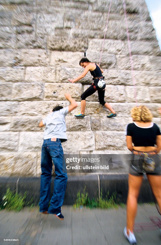 DEU, Germany: Free time.- Young persons climbing.