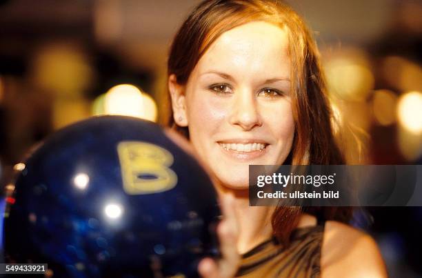 Germany: Free time.- Portrait of a young woman; bowling.