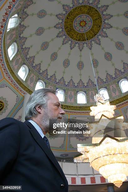 Deutschland, Essen: Innenminister Dr. Fritz Behrens zu Besuch in der Moschee Fatih Camii in Essen Katernberg