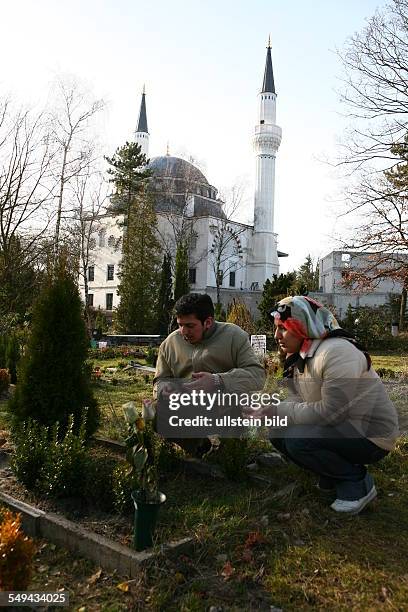 Germany, Berlin, Family at the islamic cemetery Columbiadamm 128th, private country cemetery Columbiadamm with a place for Islamic burials and a...