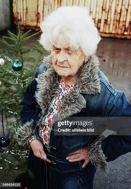 Werbung für Lee mit Grandma Funk: Alte Frau als Fotomodel posiert in Jeansjacke