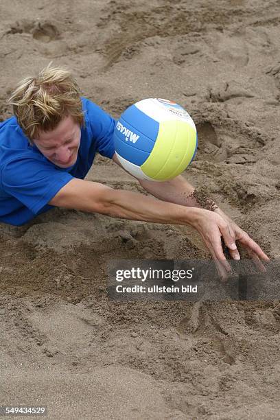 Germany, : Holidays/beach.- A young playing beach volleyball.