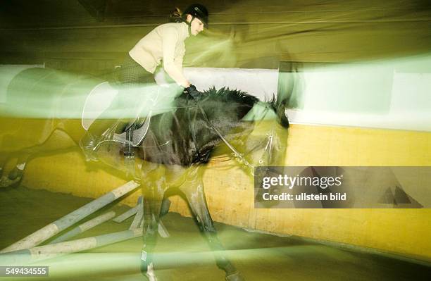 Deutschland: Freizeit.- Junge Frau beim Reiten einer Halle. L DEU, Germany: Free time.- Young woman riding in a hall.