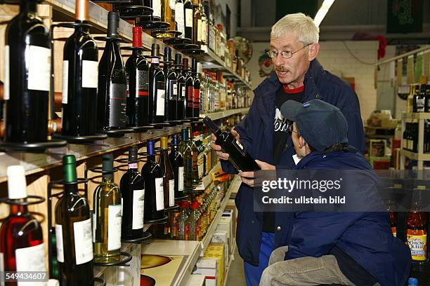 Germany, Ratingen: Specialized trade for beverages.- Customers are choosing a wine. ,
