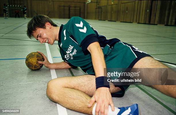 Germany: Free time.- Handball player; he is injured and lieing on the floor.