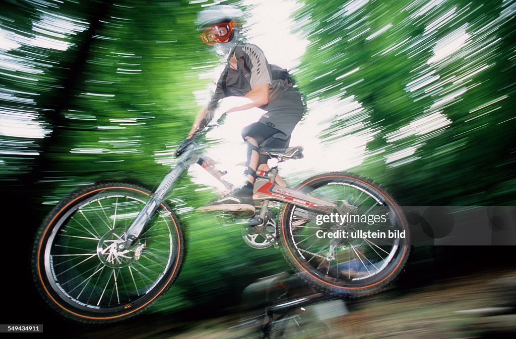 DEU, Germany: Free time.- Cyclists in the wood.