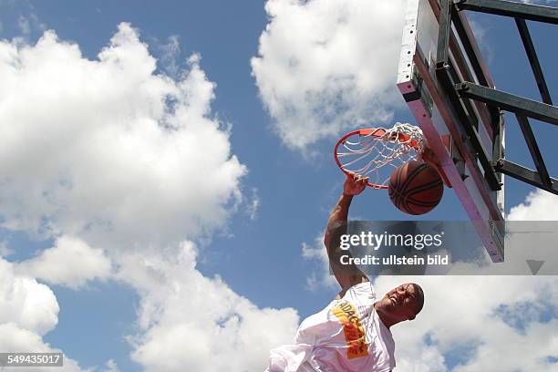 Germany, Munic: Opel-Challenge-Munic. - Look at a basketball player while he is throwing the ball at the basket.