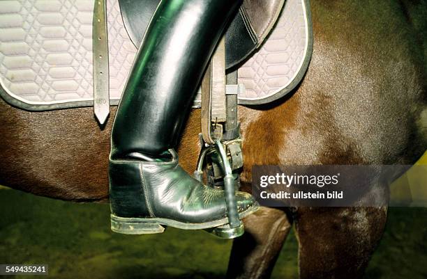 Deutschland: Freizeit.- Junge Frau beim Reiten; Stiefel und Steigbuegel. L DEU, Germany: Free time.- Young woman riding; boots andstirrups.