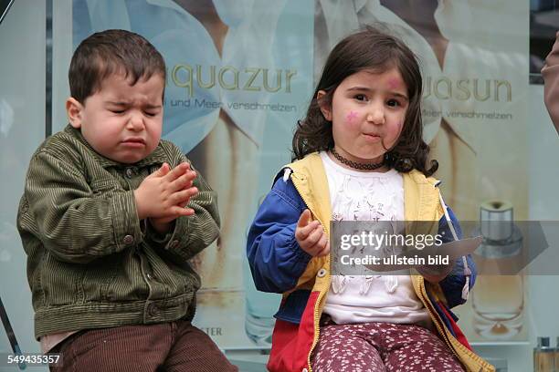 Germany: a child sneeze, to sneeze.