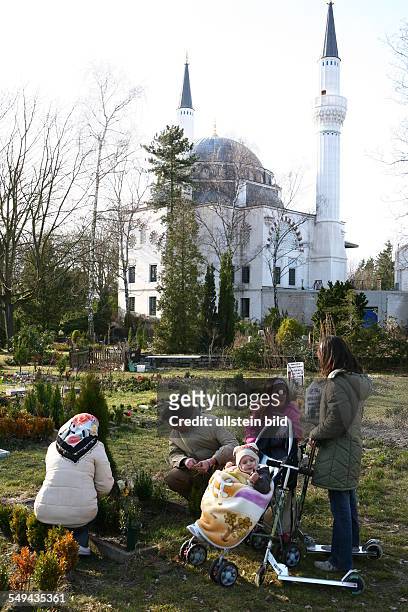 Germany, Berlin, Family at the islamic cemetery Columbiadamm 128th, private country cemetery Columbiadamm with a place for Islamic burials and a...