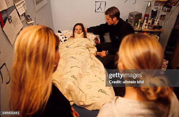 Deutschland: Freizeit.- Jugendliche zuhause; Krankenbesuch bei einer Freundin. L DEU, Germany: Free time.- Youth at home; visiting an ill friend.