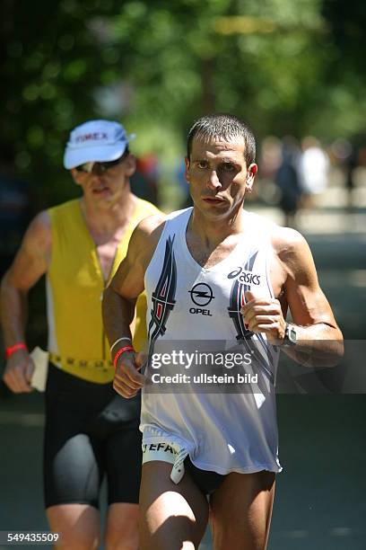 Germany, Frankfurt: Ironman. - Portrait of two participants.