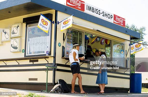 Germany: Free time.- Young persons at a snack bar.