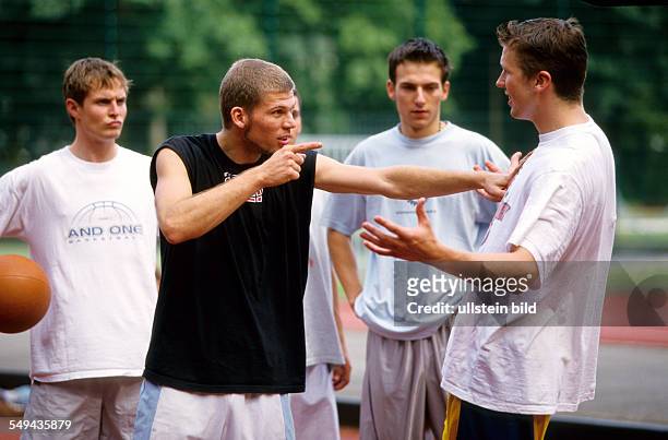 Germany: Free time.- Young men playing basketball; confrontation.