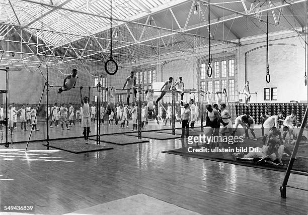 Pennsylvania Philadelphia Students doing gym exercises in the sports hall - 1907 - Photographer: Philipp Kester Vintage property of ullstein bild