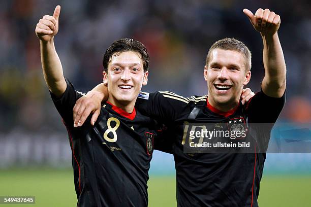 Fussball Weltmeisterschaft 2010 in Südafrika, VIERTELFINALE, ARGENTINIEN - DEUTSCHLAND 0-4 Jubel Mesut Özil mit Lukas Podolski -- ONLY IN GERMANY --