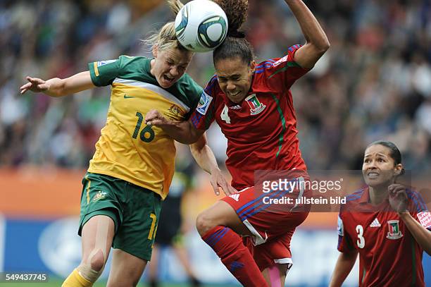 Fussball, FIFA Frauen-Weltmeisterschaft, Vorrunde Gruppe D, Spiel 16, AUSTRALIEN - ÄQUATORIAL-GUINEA 3-2 Lauren Colthorpe und Carolina kämpfen um den...