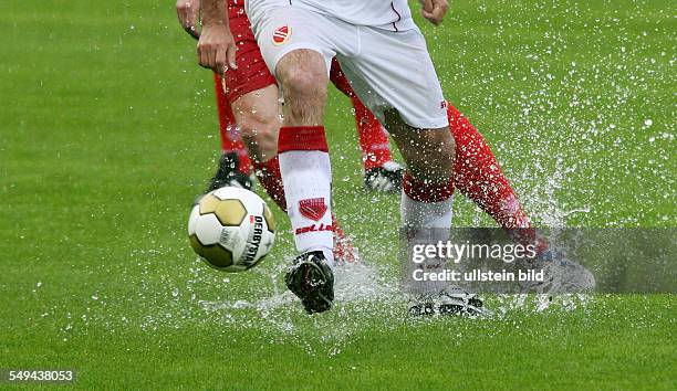 Zweite Bundesliga, Stadion der Freundschaft Cottbus, Saison 09 FC Energie Cottbus, Trainingsauftakt, Kiebitztag, spritzend, Feature, Wasser, Regen,...