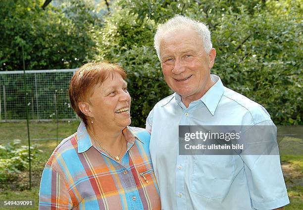 Sigmund JÄHN, ehemaliger Kosmonaut, mit Ehefrau Erika in seinem Haus-Garten in Strausberg