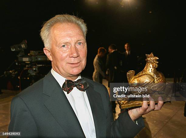 Sigmund JÄHN, ehemaliger Kosmonaut, Auazeichnung "Goldene Henne" für das Lebenswerk