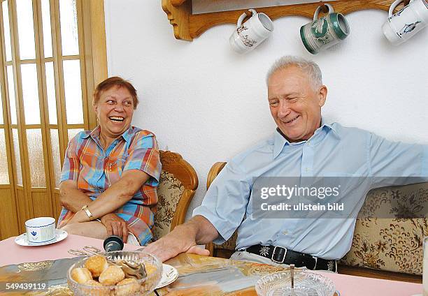 Sigmund JÄHN, ehemaliger Kosmonaut, mit Ehefrau Erika in seinem Haus in Strausberg