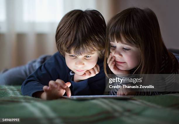 small kids using a digital tablet - niño cuatro años fotografías e imágenes de stock