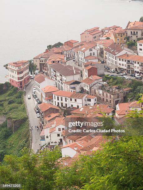 houses of lastres, asturian coast - lastres village in asturias - fotografias e filmes do acervo