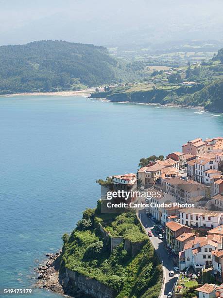 summer in the cantabrian sea - lastres village in asturias - fotografias e filmes do acervo