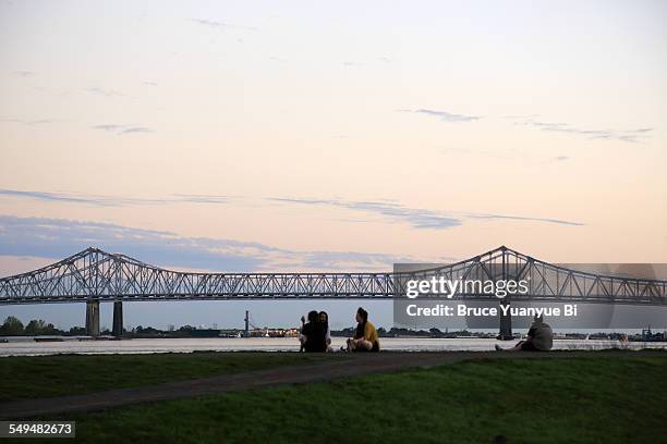 mississippi river at dusk - great new orleans bridge stock pictures, royalty-free photos & images
