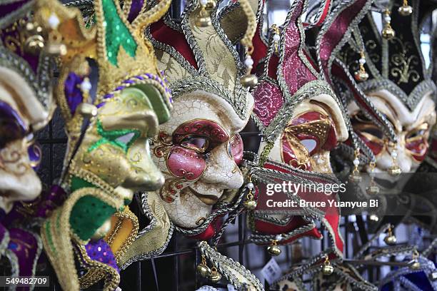 mardi gras masks for sale in french market - mardi gras fotografías e imágenes de stock