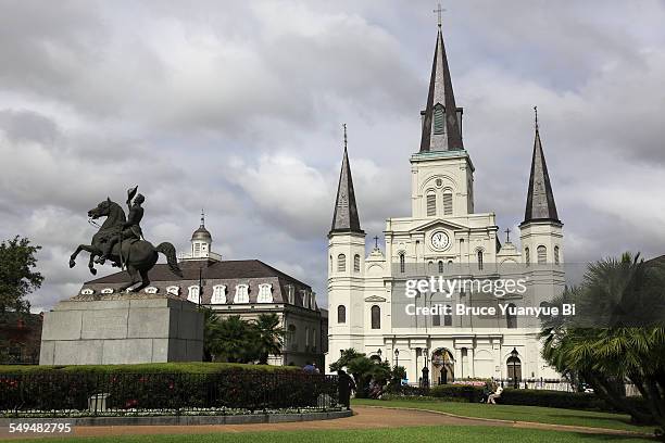 saint louis cathedral with jackson square - st louis cathedral new orleans 個照��片及圖片檔
